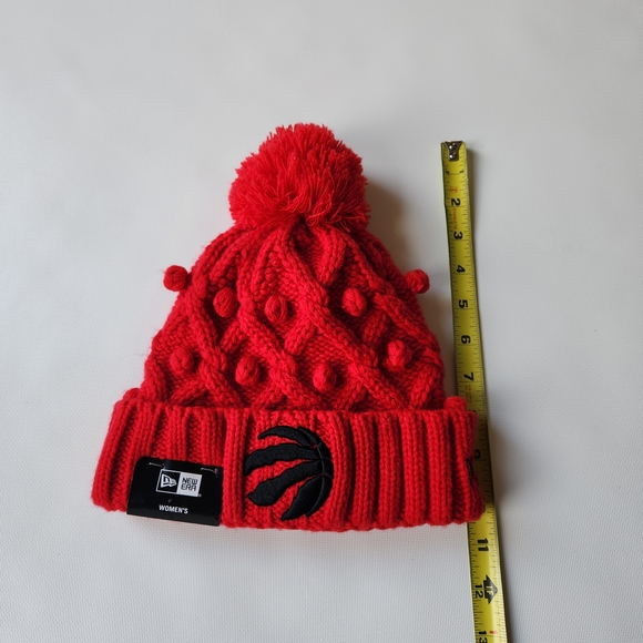 Red Cable Knit Pom-Pom Beanie with Logo New Era Toronto Raptors NWT - Picture 4 of 7